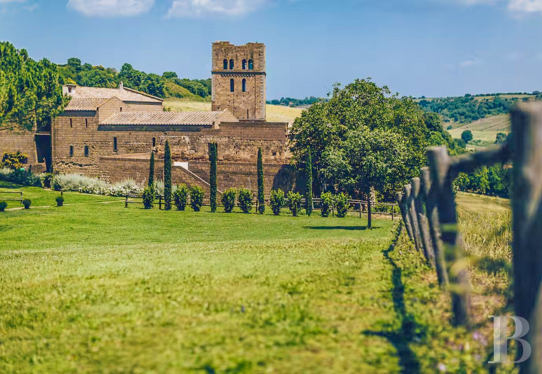 En Italie, au sud de Tuscania dans la province de Viterbe, une ancienne abbaye cistercienne réhabilitée au tournant du siècle - photo  n°33